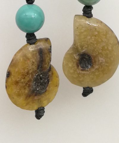 Orecchini ammonite e macramè - 91014 Scopello